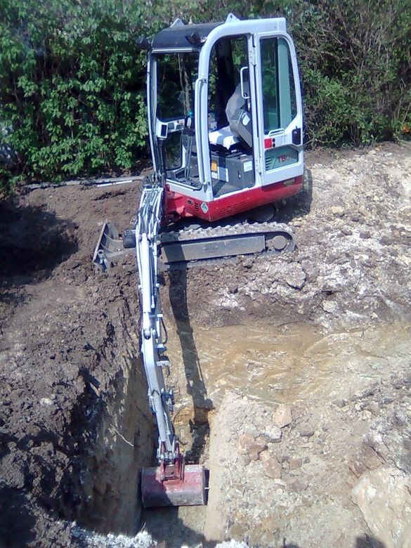 Verwinkelter Aushub mit dem Bagger
